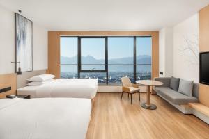 een hotelkamer met 2 bedden en een flatscreen-tv bij Fairfield by Marriott Pujiang in P'u-yang-chen