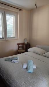 een slaapkamer met 2 bedden en handdoeken bij Apartment Brezak in Lastovo