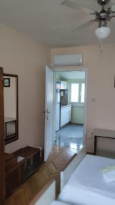 ein leeres Wohnzimmer mit einem Spiegel und einer Tür in der Unterkunft Apartment Brezak in Lastovo
