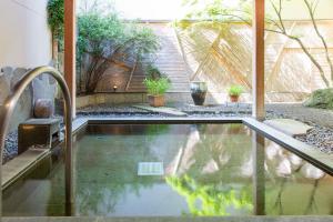 una piscina en medio de un patio en Kawaguchiko Park Hotel, en Fujikawaguchiko