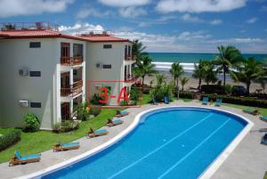 una vista aérea de un complejo con piscina y playa en Bahia Azul 3A, en Jacó