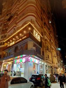 un edificio con un cartel en la parte delantera en Mansoura apartment infront of KFC en Mansoura