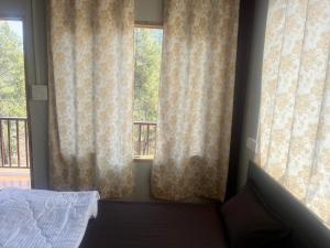 Postel nebo postele na pokoji v ubytování Reys Cafe and Boutique Cottage - A Jungle Stay + 5 fotografií