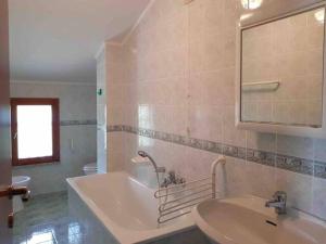 Koupelna v ubytování Apartment with Terrace & free parking - 3 Minutes from beach + 22 fotografií