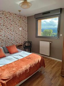 1 dormitorio con cama y ventana grande en Refuge au coeur des Vosges en Aumontzey