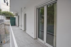 balkon z przesuwnymi szklanymi drzwiami w budynku w obiekcie Kalipso w Pireusie
