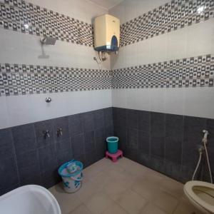 łazienka z toaletą i umywalką w obiekcie Hotel Harish w mieście Rameswaram