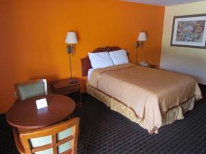 Ένα ή περισσότερα κρεβάτια σε δωμάτιο στο Red Carpet Inn - Augusta