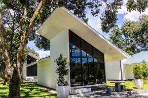 Casa blanca con ventana grande en Blue Palm Mountain Resort, en Midsayap