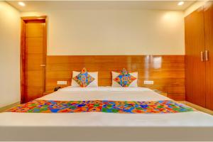 een slaapkamer met een groot wit bed en houten wanden bij Hotel Aroma Residency Premium 47 Corporate,Family,Friendly,Couple Friendly Near - Unitech Cyber Park & IKEA in Gurgaon