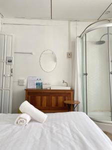 - une salle de bains avec un rouleau de papier toilette sur un lit dans l'établissement Le Moon Hotel, à Chiang Khan