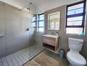 un bagno con wc, lavandino e doccia di Gonubie Guest Cottages a East London Altre 28 foto
