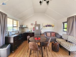 un soggiorno con un tavolo e un divano di Gonubie Guest Cottages a East London