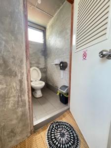 niewielka łazienka z toaletą i oknem w obiekcie Le Moon Hotel w mieście Chiang Khan