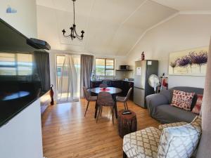 un soggiorno con un divano e un tavolo di Gonubie Guest Cottages a East London