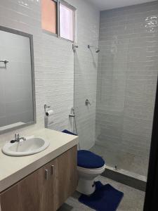 San Jacinto的住宿－Residencia Costa Y Mar，一间带水槽、卫生间和镜子的浴室
