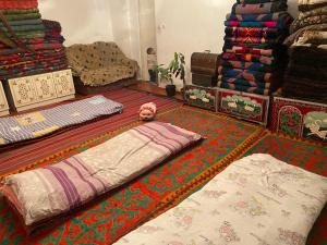 Pokój z łóżkiem i poduszkami na podłodze w obiekcie Guest House Aitunuk w mieście Kyzylemgek