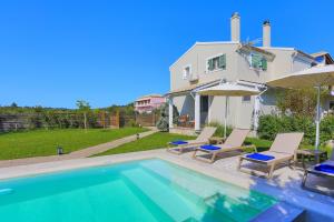 una villa con piscina y una casa en Villa Teresa, en Rodas