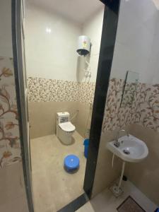 A bathroom at BHAI BHAI GUEST HOUSE