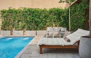 Hồ bơi trong/gần Sky Gem Hotel - Ben Thanh