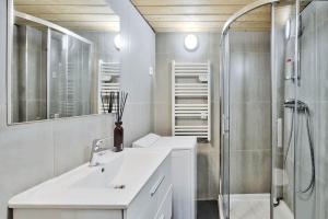 y baño blanco con lavabo y ducha. en Le cosy saint clair en Caluire-et-Cuire