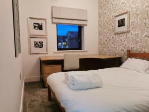 เตียงในห้องที่ Riverside Cockatoo's Cottage Charming 3 Bed Retreat for up to 10 Guests
