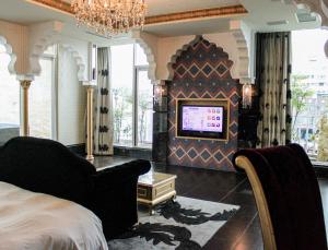 sypialnia z łóżkiem i telewizorem w pokoju w obiekcie All-Ur Boutique Motel-Yi-Lan Branch w mieście Yilan