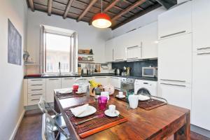 Kuchnia lub aneks kuchenny w obiekcie Residenza Torre Vecchiarelli - apt 4