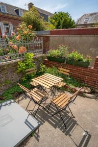 Gallery image of La Bicoque - Maison de pêcheur - Cour ext in Étretat