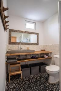 ein Bad mit einem Waschbecken und einem WC in der Unterkunft La Bicoque - Maison de pêcheur - Cour ext in Étretat