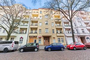ベルリンにあるprimeflats - Apartments Schillerpark Berlin-Weddingの建物前に停車する車両群