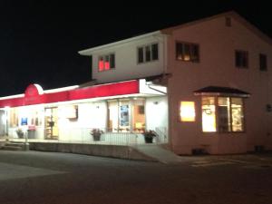 ein Fast-Food-Restaurant mit rotem Dach in der Nacht in der Unterkunft Villa Bianca Inn in Schreiber