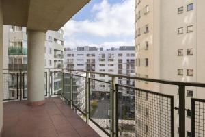 Balkoni atau teres di Metro Wilanowska Apartment with SPA by BookingHost