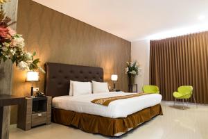 Кровать или кровати в номере Neo Cempaka Hill Hotel Jember