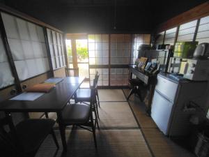 uma cozinha com uma mesa e um frigorífico em First floor Tatami room Local house stay- Vacation STAY 75395v em Hida