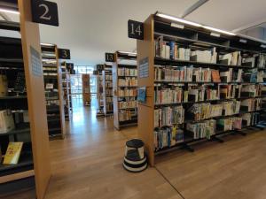 uma biblioteca com várias prateleiras cheias de livros em First floor Tatami room Local house stay- Vacation STAY 75395v em Hida