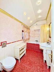 Un baño con inodoro, lavabo y bañera. en Villa Eternity, en Jūrmala