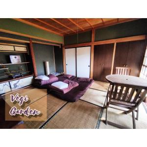 uma sala de estar com um sofá e uma mesa em First floor Tatami room Local house stay- Vacation STAY 75395v em Hida