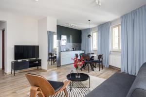 Televisyen dan/atau pusat hiburan di Metro Wilanowska Apartment with SPA by BookingHost