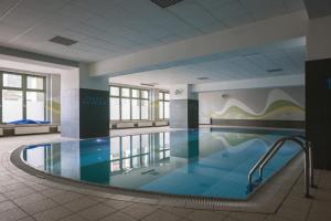 Kolam renang di atau dekat dengan Metro Wilanowska Apartment with SPA by BookingHost