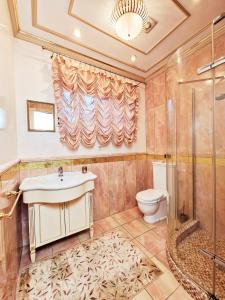 Un baño con lavabo, ducha e inodoro. en Villa Eternity, en Jūrmala 44 fotos más