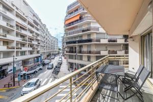 uma varanda com vista para uma rua da cidade em Central apartment with 3 bedrooms La Croisette em Cannes