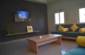 uma sala de estar com um sofá e uma mesa de centro em Al Dora Boutique hotel em Hurghada