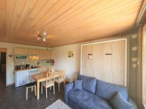 sala de estar con sofá, mesa y cocina en Meijotel - 45 - Studio centre- 6 pers en Les Deux Alpes