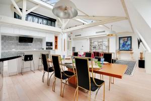 een keuken en eetkamer met een tafel en stoelen bij Modern Loft 2BDR Place des Ternes in Parijs