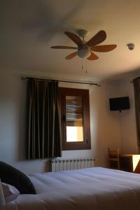 Postel nebo postele na pokoji v ubytování Hotel Balcó del Priorat
