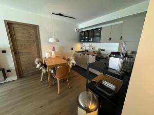 O bucătărie sau chicinetă la Les Fermes de l'Alpe C204b