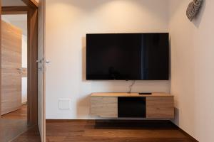 Televisyen dan/atau pusat hiburan di Prestige Garda Home - Borgo Secolo