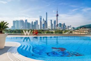 上海上海外滩W酒店的一个以城市天际线为背景的大型游泳池
