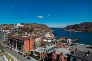 eine Luftansicht auf eine Stadt und das Meer in der Unterkunft Sheraton Hotel Newfoundland in St. John's